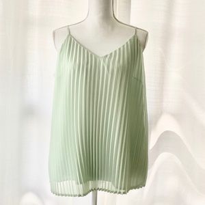 LIGHT GREEN BASIC PLEATED TOP